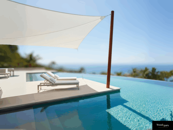 Mât en Bois Exotique Woodspars pour une voile d'ombrage sur la terrasse au bord d'une piscine d'architecte.