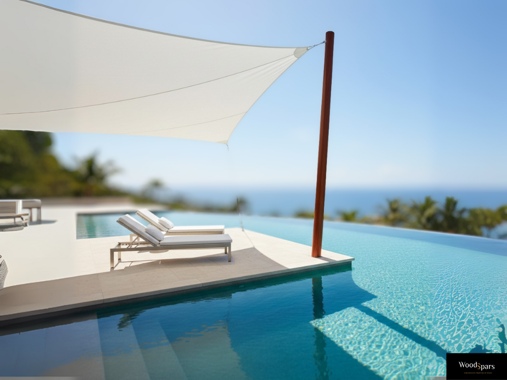 Mât en Bois Exotique Woodspars pour une voile d'ombrage sur la terrasse au bord d'une piscine d'architecte.