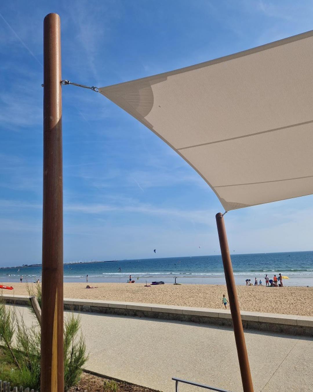 Mâts voiles d'ombrages en bois au bord de la plage