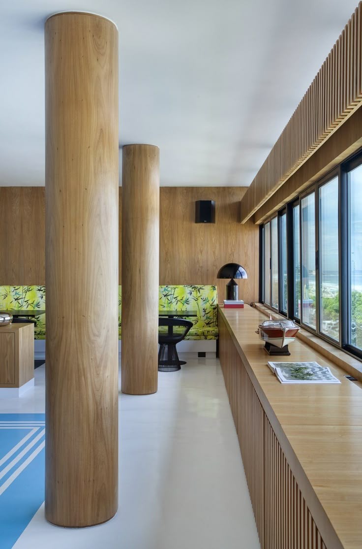 Poteaux structurels pour le bâtiment dans un bureau en face de fenêtres panoramique.
