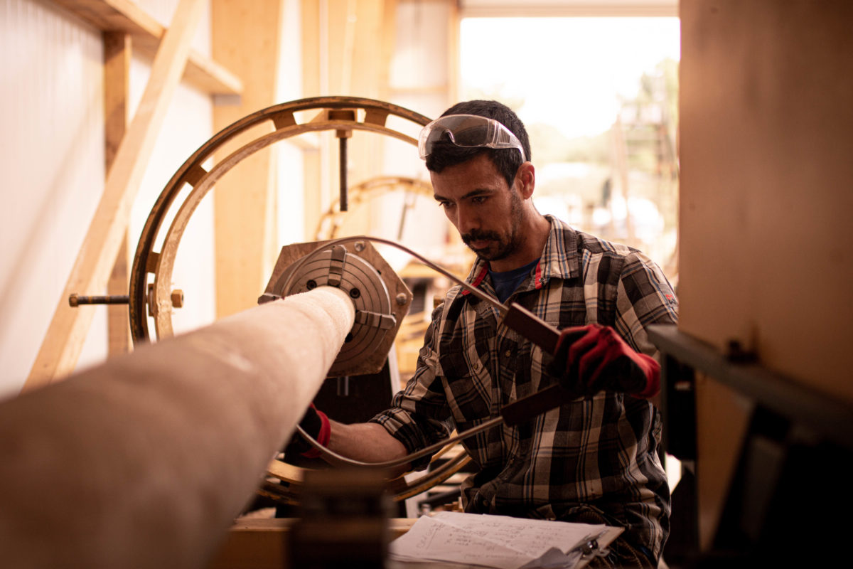 Tour à bois de 30 mètres unique en Europe, Woodspars le spécialiste Français du bois rond sur mesure.