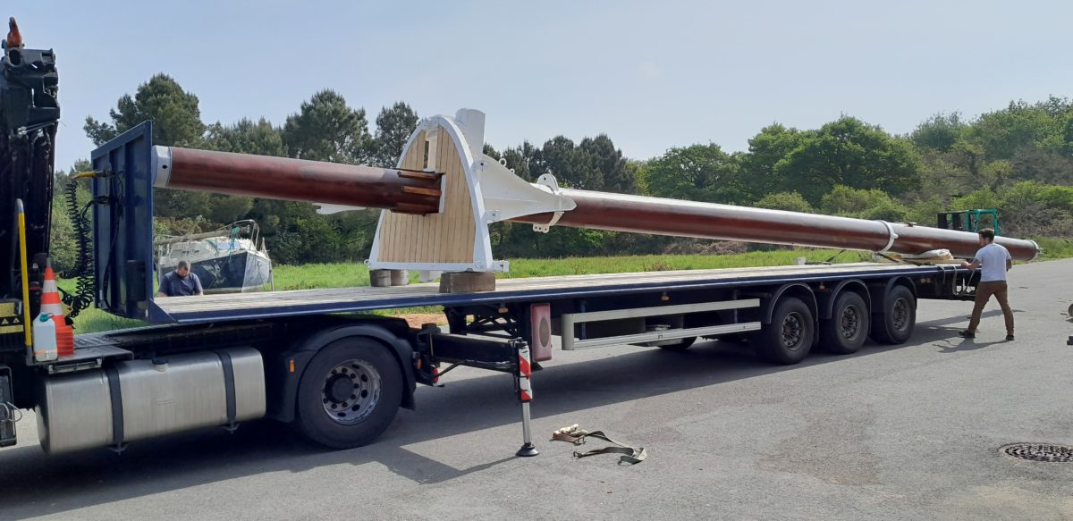 Transport mât en bois de bateau