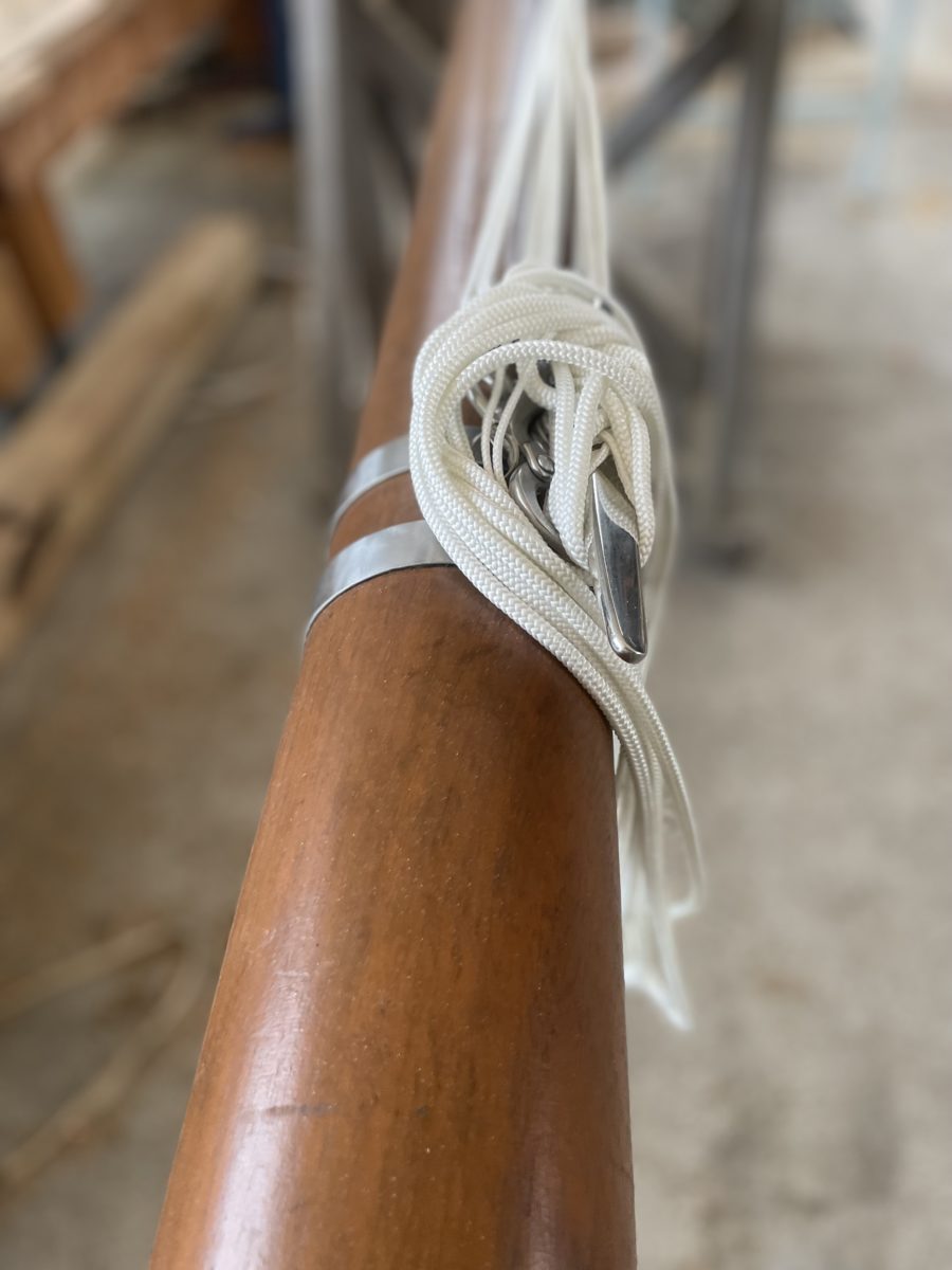 Mât avec taquet et bouts