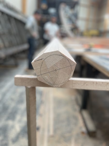 Section mât bois lamellé-collé en cours d'usinage