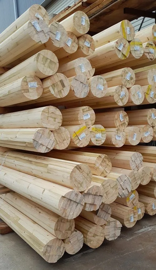 150 poutres rondes en bois lamellé-collé (BLC) de pin sylvestre traité classe 4, de dimensions 21x500 cm. Woodspars le spécialiste Français du bois rond lamellé-collé sur mesure.
