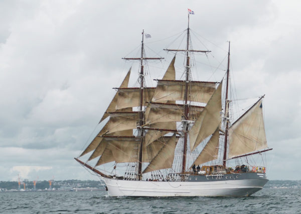 Le voilier Le Français participe aux fêtes maritimes de Brest en juillet 2024.