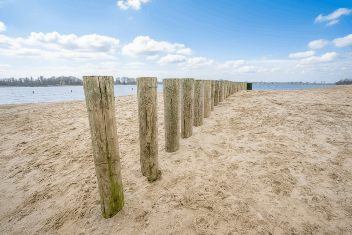 Bois aménagement extérieur WoodSpars installés sur une plage de la Manche dans l'objectif de protéger le littoral.