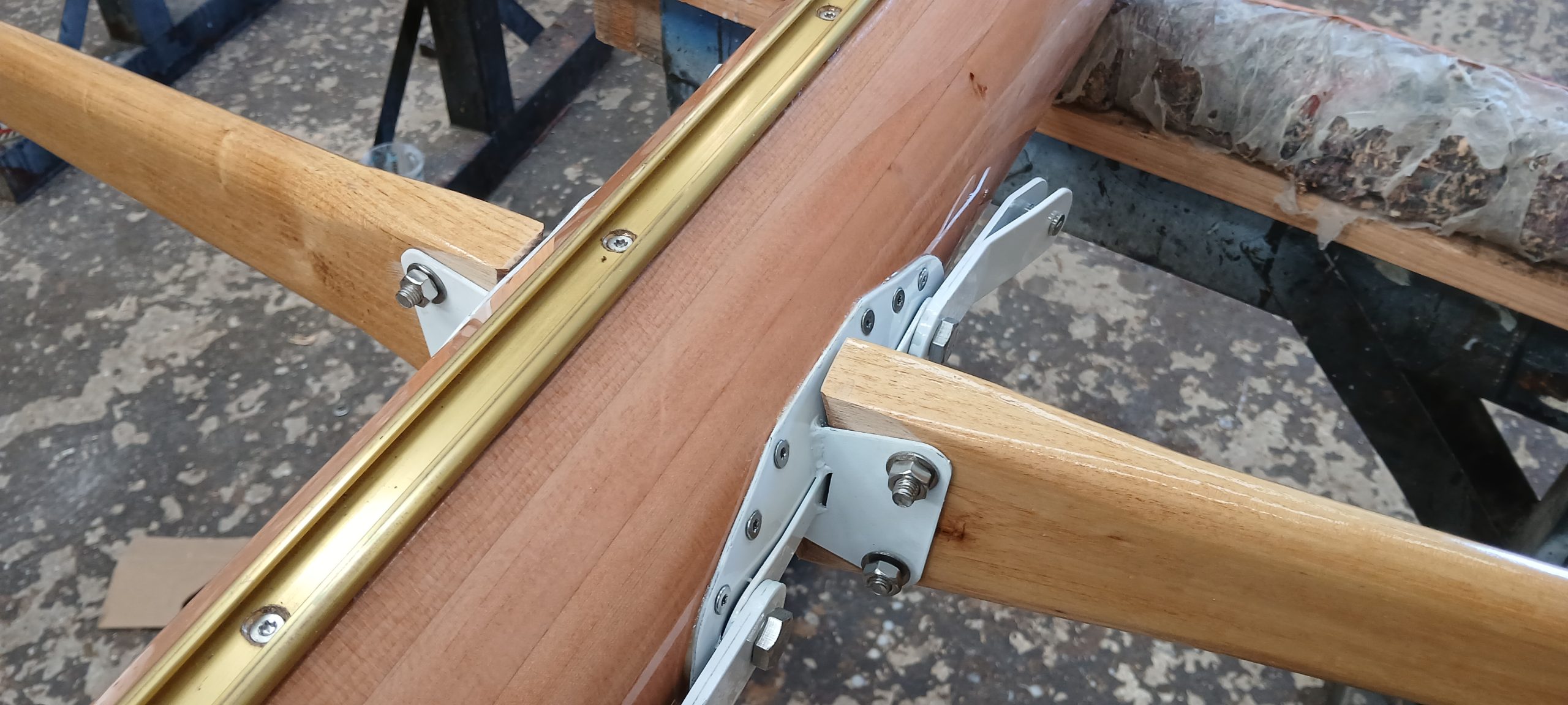 Accessoires et ferrures sur-mesure mat de bateau