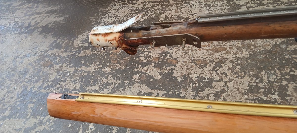 Deux mats cote à cote, le nouveau mat en premier avec ses ferrures et accessoires sur-mesure et l'ancien mat en second plan, usé et rouillé.