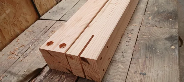 Pièces en Douglas lamellé-collé usinées sur mesure, prêtes à être intégrées dans un ensemble technique.