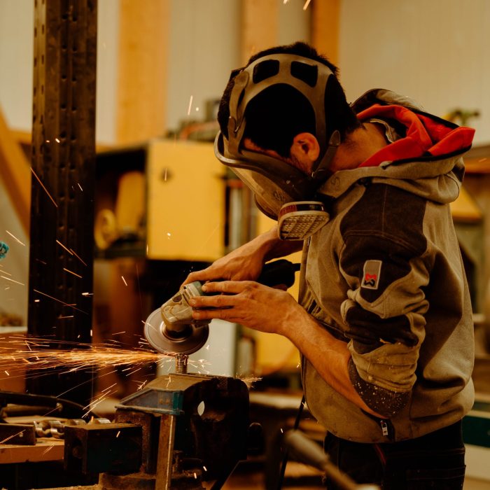 Artisan découpant de l'acier inoxydable