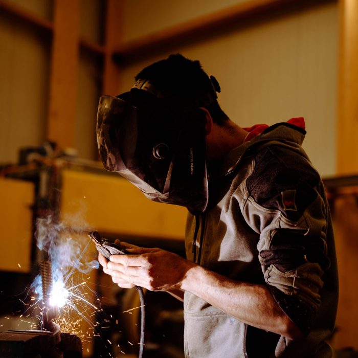 Artisan soudant de l'acier inoxydable