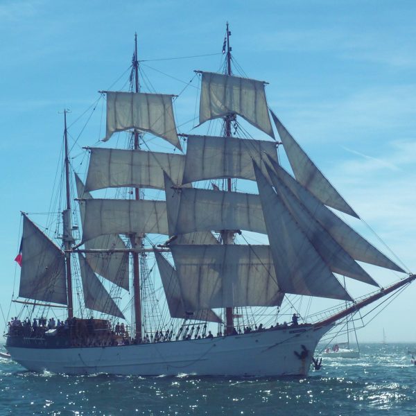 Le trois-mâts barque Le Français lors de la grande parade de la Semaine du Golfe 2019, photographié depuis le maquereautier Profites-en.