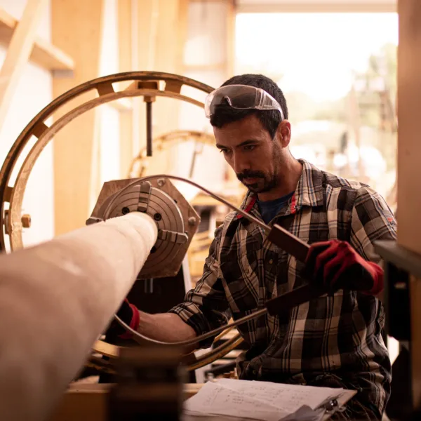 Tour à bois de 30 mètres unique en Europe, Woodspars le spécialiste Français du bois rond sur mesure.